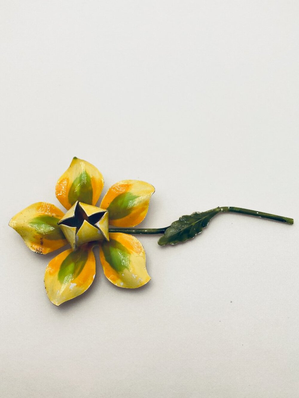 Vintage Enamel Metal Flower Brooch Mid Century Yellow & Green Daisy Pin - Picture 4 of 6